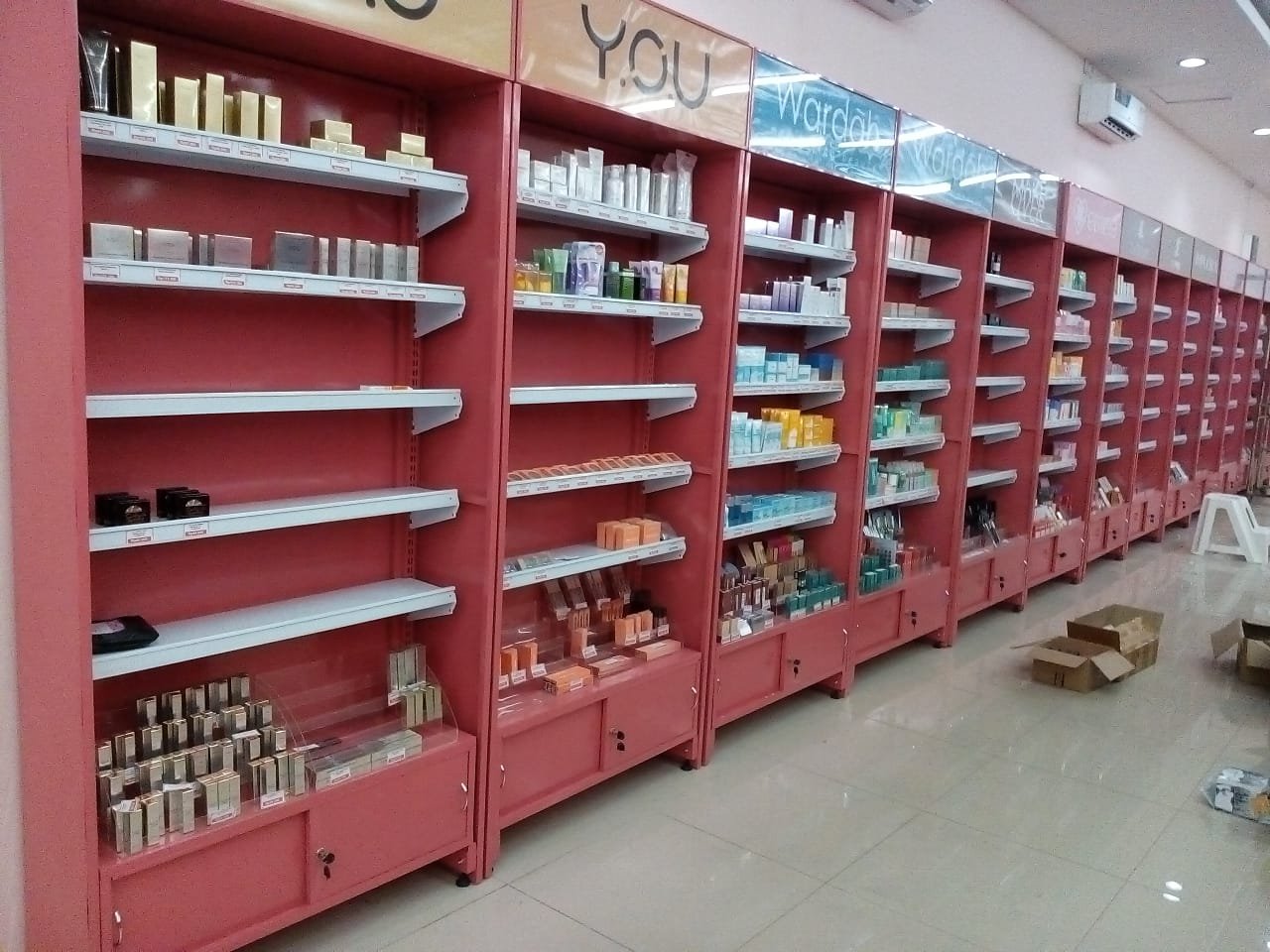 Rak Display Kosmetik