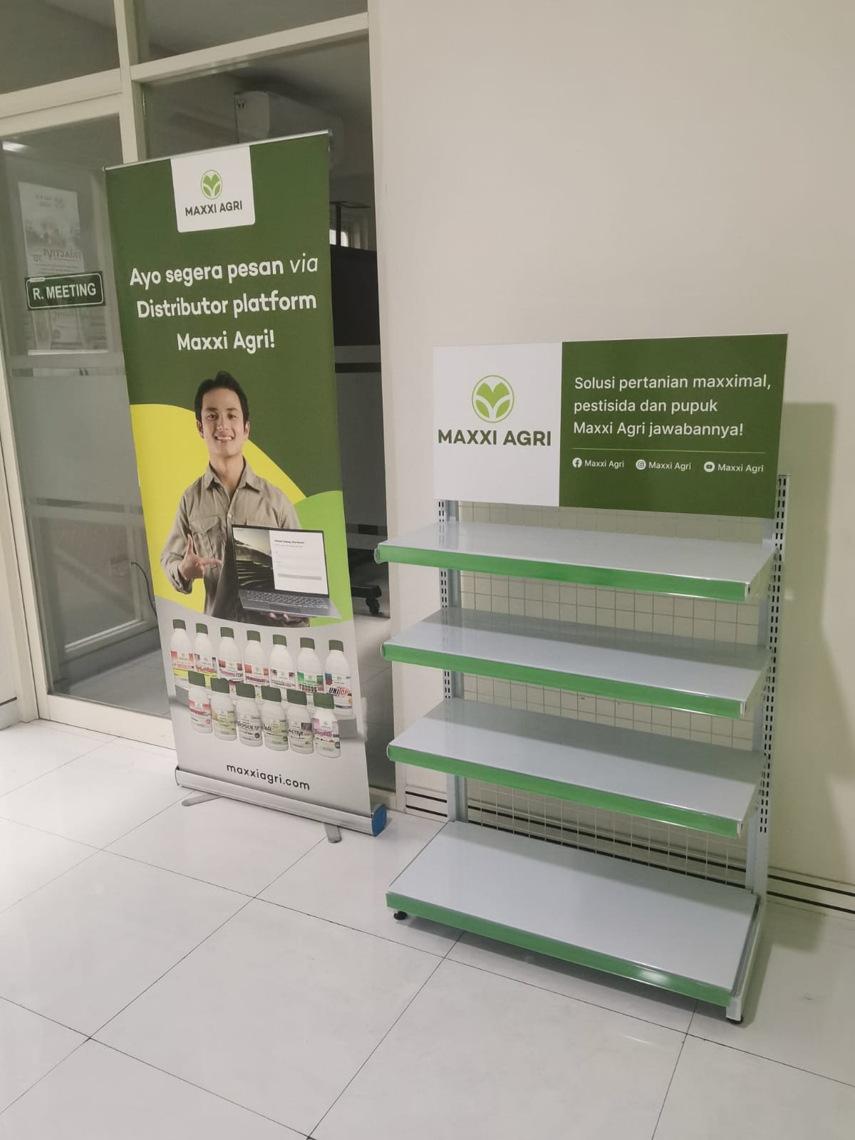 Rak Display produk Maxxi Agri